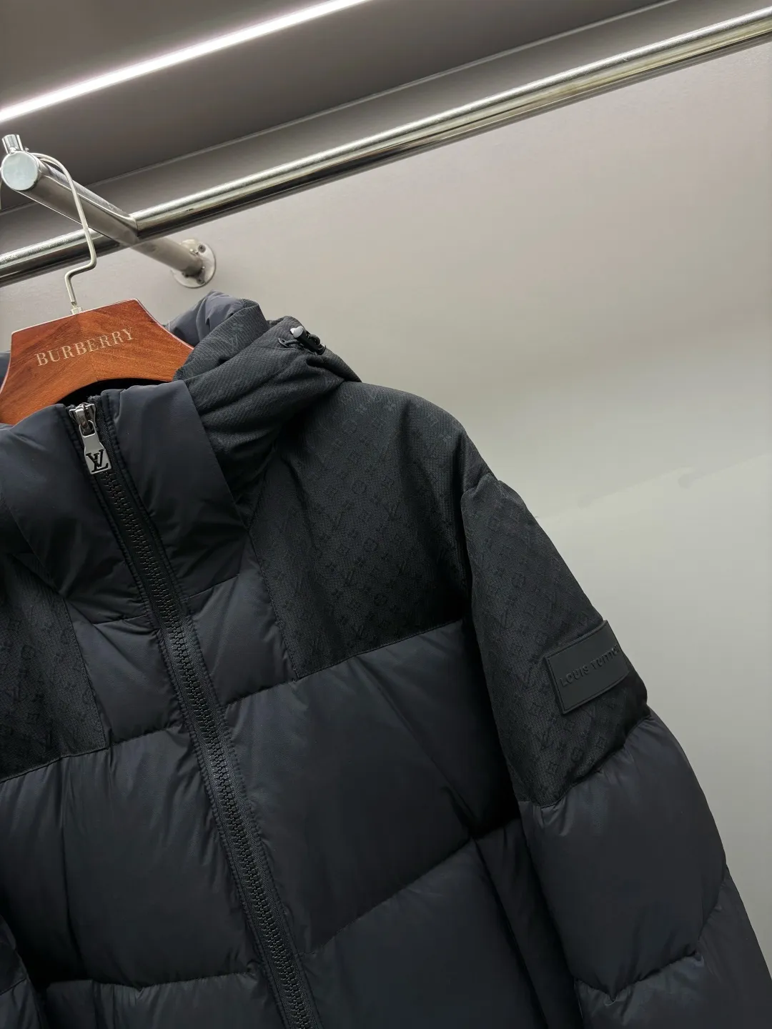 🅿️1500 counter version Louis Vuitton LV spliced ​​MONOGRAM new three-dimensional jacquard hooded down jacket (hooded removable/variable stand-up collar jacket) 95 white goose down filling, you can feel the fullness by yourself, super super light, super super fluffy, one piece is enough to easily survive the cold winter. It is not the velvet and heavy version on the market.  Louis Vuitton patchwork quilted down jacket: when luxury genes hit the "light warmth" in winter. On the border between low-key and flamboyant, LV's down jacket combines "luxury texture" and "hard needs in winter" into an exclusive style.   ✅Design: Splicing aesthetics, high-end recognition that cannot be hidden - the main body is made of classic black quilted fabric, superimposed with a partially embossed texture, and the matte texture reveals low-key luxury; the contrast stitching on the sleeves + side logo plate quietly reveal the LV brand genes, simple but with a "noble" recognition. - Hood + zipper double-open design, the brim fits the shoulder and neck lines, which is not only suitable for the neatness of urban commuting, but also can cope with the casualness of the cold outdoors. Relaxation and sophistication are at the same time at the same time.   ✅Warmth: Lightweight velvet, resistant to cold without weighing down the body - Filled with high-fill down, the full velvet locks in warmth without feeling heavy and dragging on the upper body - even if you wear layered sweaters, the silhouette can still be kept light and neat, saying goodbye to the bloated "wrapped into a ball" in winter. - The outer layer of windproof fabric + tightened cuffs prevent cold wind from blowing away, but the warmth does not dissipate. From urban office buildings to walking on the street, the temperature and style are always online.   ✅Adaptation: One-piece clothing, covering all season styles. Paired with the same series of camouflage velvet pants, it is an eye-catching look for high-street fashionistas; paired with black trousers and a turtleneck, it instantly becomes low-key and refined for light business; even with denim overalls, you can still wear it with "effortless elegance" - LV's luxury is not to pile up symbols, but to make a down jacket become the "emboldenment" of your winter style. Use luxurious details to reconstruct the "warmth and style" of winter. Ultra-light, ripstop quilted nylon is filled with fine down, while lightweight recycled nylon is patterned in a subtle Monogram jacquard pattern.  Product Details: • Standard fit • Paneled Monogram jacquard • Zip front • Filling: White goose down • Front pockets with magnetic snaps • Elastic cuffs • Adjustable hem • 100% nylon • Do not wash • Do not bleach • Do not tumble dry • Do not iron • Professional dry cleaning • Gentle dry cleaning • Use mesh bag to dry clean inside out Size: M-XXXL